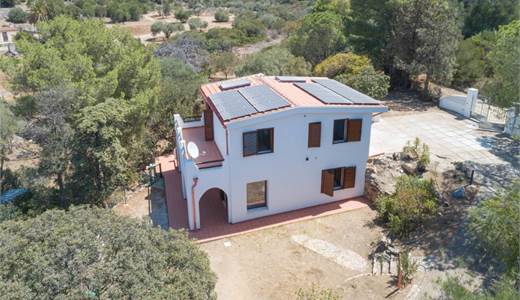 Villa con Terreno di Ulivi e Macchia Mediterranea